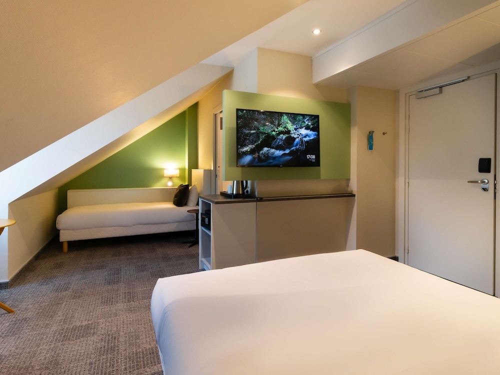Habitación Pop con 1 cama doble y 1 cama individual del hotel Greet Colmar