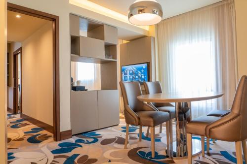 Suite Lujo 1 Cama king con salón del hotel Smy Lisboa. Foto 1