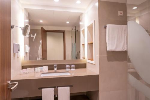 Suite Lujo 1 Cama king con salón del hotel Smy Lisboa. Foto 4