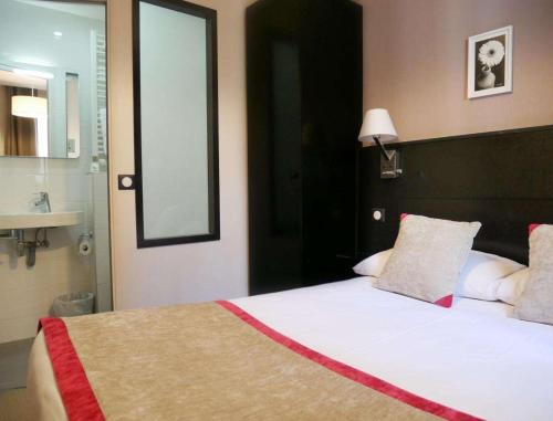 Habitación Doble Pequeña del hotel Bonséjour Montmartre. Foto 3