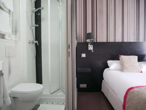Habitación Doble con baño privado del hotel Bonséjour Montmartre. Foto 1