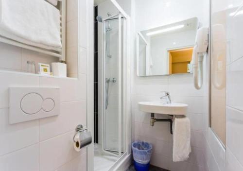 Quadruple Room with Private Bathroom - Ground Floor del hotel Bonséjour Montmartre. Foto 3