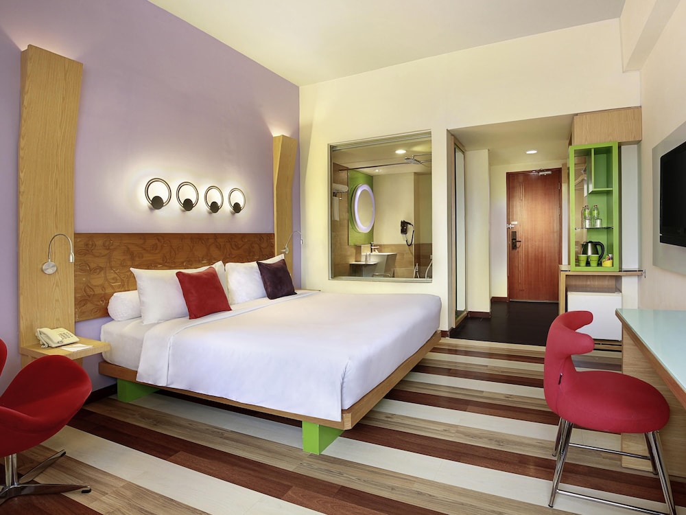 Habitación de categoría superior con una cama de matrimonio del hotel Ibis Styles Yogyakarta