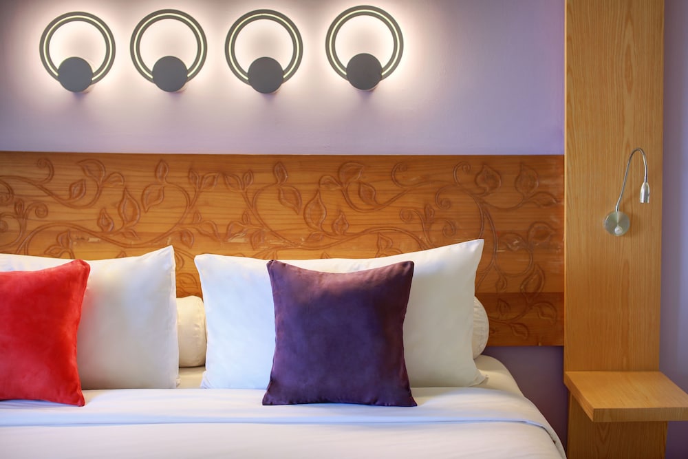 Habitación de categoría superior con una cama de matrimonio del hotel Ibis Styles Yogyakarta. Foto 1