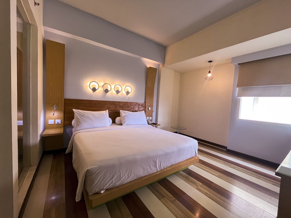 Habitación de categoría superior con una cama de matrimonio del hotel Ibis Styles Yogyakarta. Foto 3