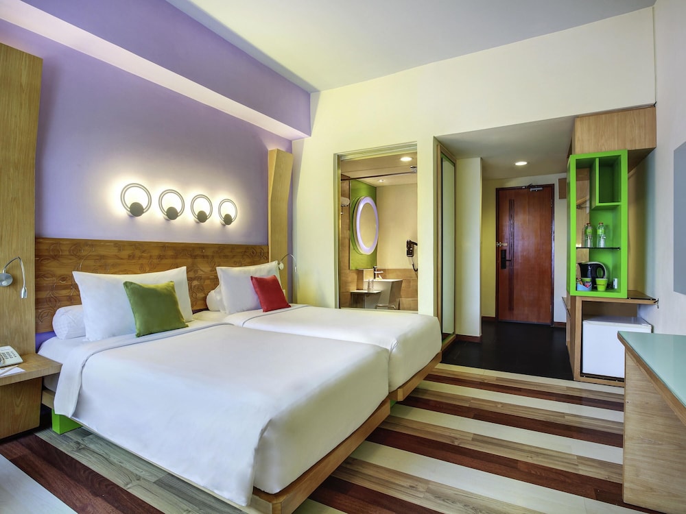 Habitación de categoría superior con 2 camas individuales del hotel Ibis Styles Yogyakarta