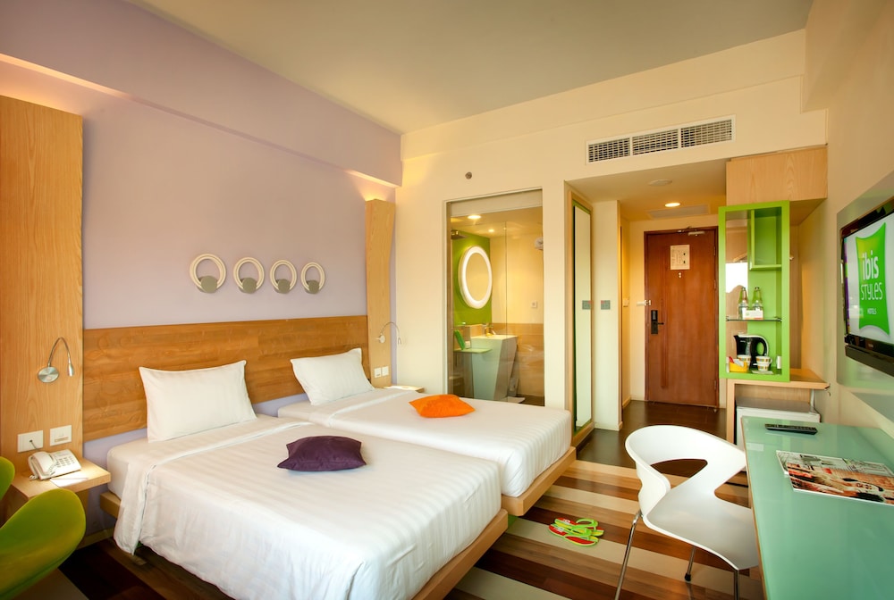 Habitación de categoría superior con 2 camas individuales del hotel Ibis Styles Yogyakarta. Foto 2