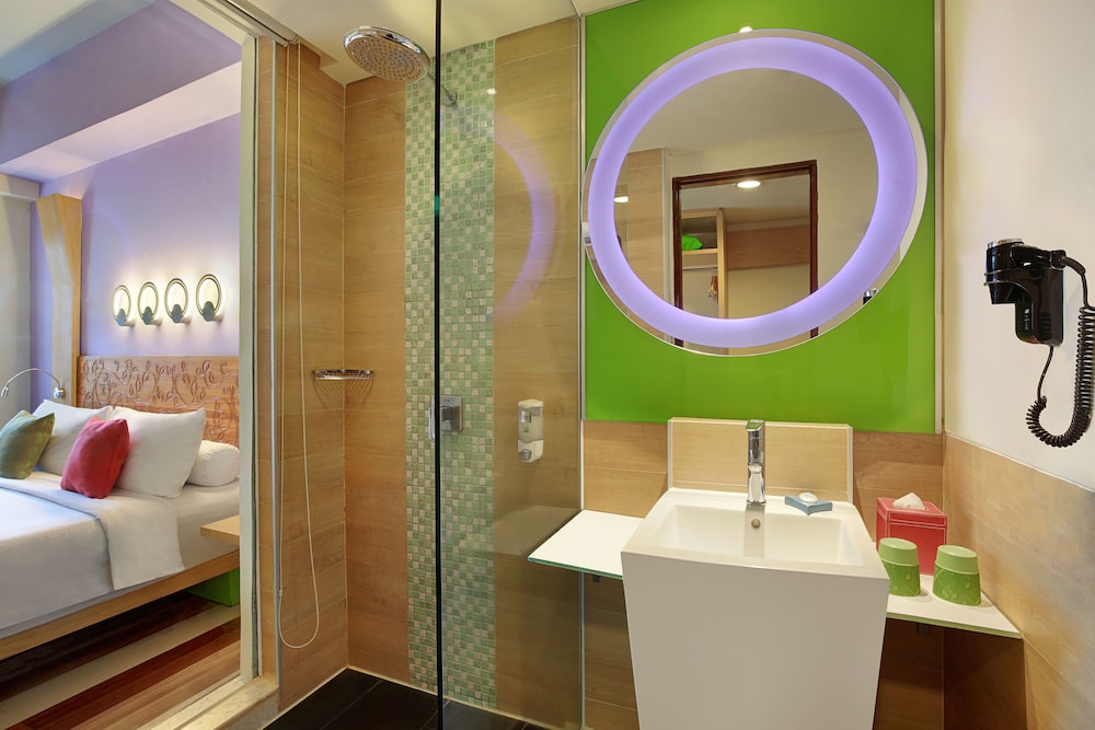 Habitación de categoría superior con 2 camas individuales del hotel Ibis Styles Yogyakarta. Foto 3