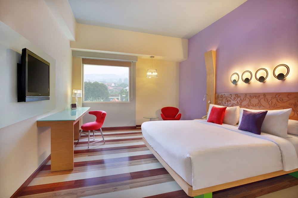 Habitación Deluxe con 2 camas individuales del hotel Ibis Styles Yogyakarta. Foto 2