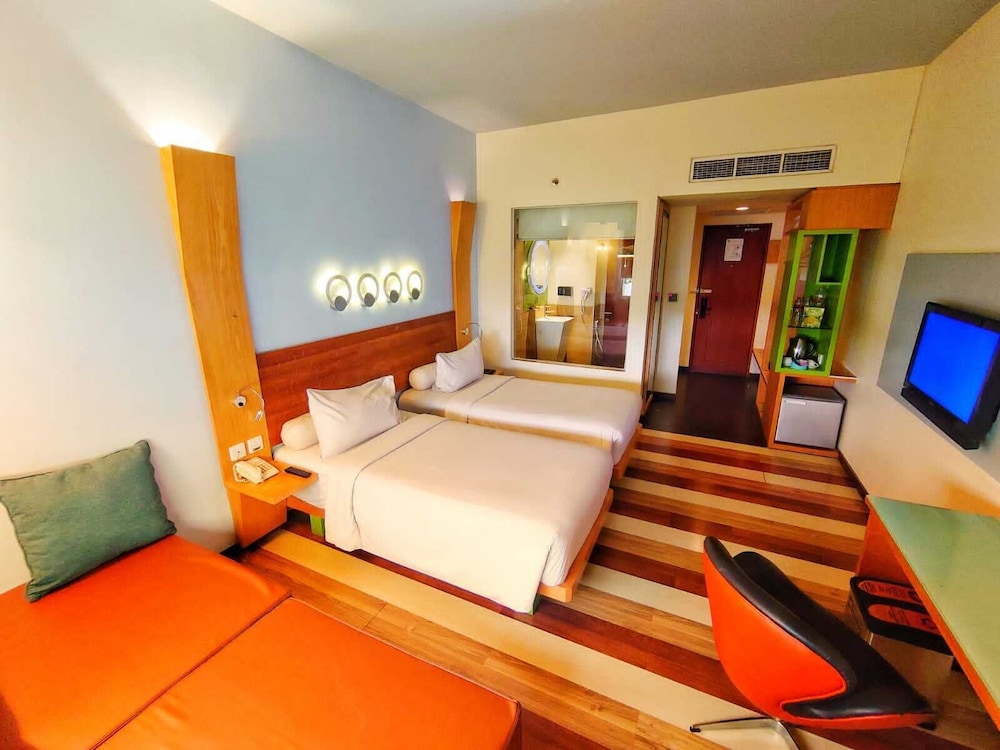 Habitación Deluxe con 2 camas individuales del hotel Ibis Styles Yogyakarta. Foto 3