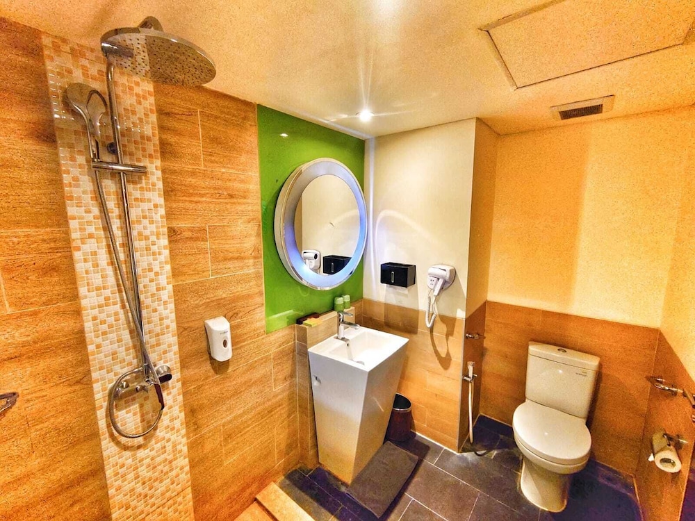Habitación Deluxe con 2 camas individuales del hotel Ibis Styles Yogyakarta. Foto 4
