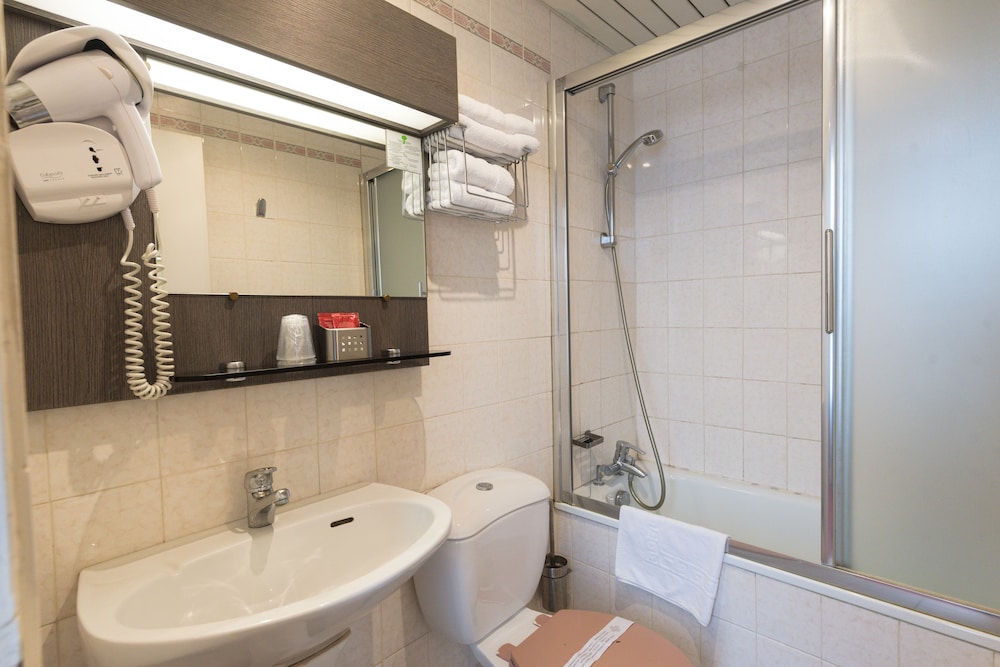 Habitación con 2 camas individuales del hotel Home Latin. Foto 3