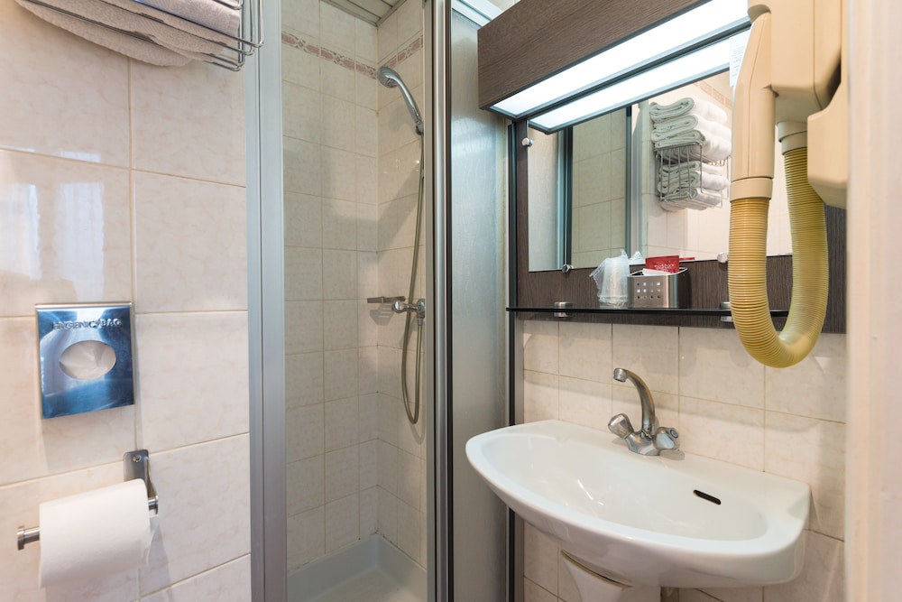 Habitación Triple Clásica del hotel Home Latin. Foto 3