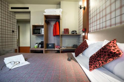Estudio con 1 cama grande del hotel Hotel Concortel. Foto 3