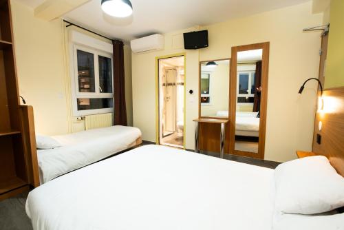 Habitación cuádruple del hotel Hôtel de la Terrasse. Foto 4