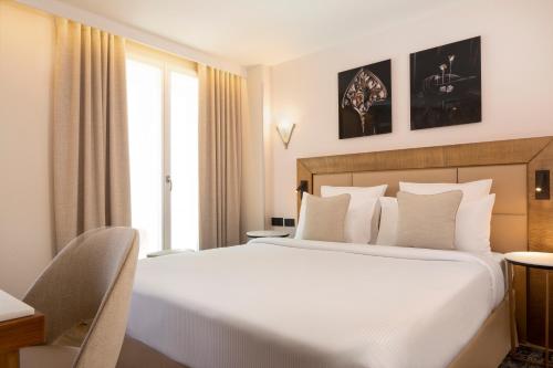 Habitación Doble Clásica del hotel Hôtel des Champs-Elysées. Foto 1