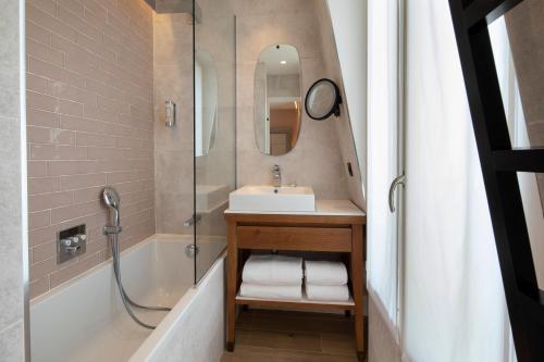 Habitación Doble Deluxe - 1 o 2 camas del hotel Hôtel des Champs-Elysées. Foto 4