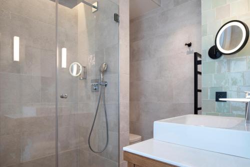 Habitación Doble Deluxe - 1 o 2 camas del hotel Hôtel des Champs-Elysées. Foto 8
