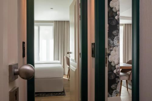 Habitación familiar con habitaciones comunicadas del hotel Hôtel des Champs-Elysées. Foto 1