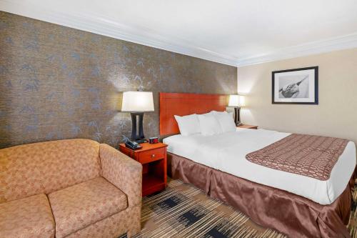 Executive King Room with Sofa Bed and Living Room - Non - Smoking del hotel BEST WESTERN THE INN AT ROCHESTER AIRPORT. Foto 2