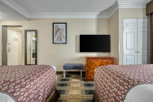 Double Suite with Two Double Beds, Sofa Bed and Separate Sitting Area - Non - Smoking del hotel BEST WESTERN THE INN AT ROCHESTER AIRPORT. Foto 2