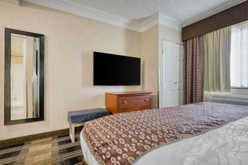 King Suite with Sofa Bed and Separate Sitting Area - Non - Smoking del hotel BEST WESTERN THE INN AT ROCHESTER AIRPORT. Foto 3