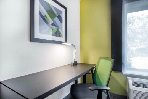 Habitación Estándar - Cama extragrande del hotel Holiday Inn Express and Suites Albany Airport Wolf Road. Foto 1