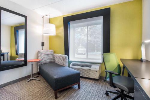 Habitación Estándar - Cama extragrande del hotel Holiday Inn Express and Suites Albany Airport Wolf Road. Foto 4