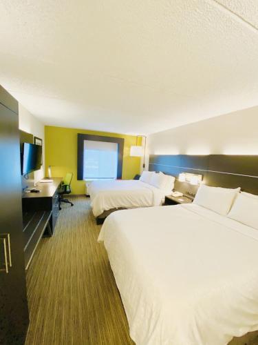 Standard Queen Room with Two Queen Beds and Tub - Mobility/Communications Accessible del hotel Holiday Inn Express and Suites Albany Airport Wolf Road
