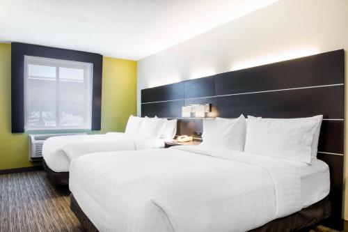 Standard Queen Room with Two Queen Beds and Tub - Mobility/Communications Accessible del hotel Holiday Inn Express and Suites Albany Airport Wolf Road. Foto 1