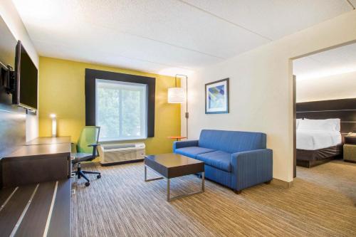 Suite con cama extragrande del hotel Holiday Inn Express and Suites Albany Airport Wolf Road