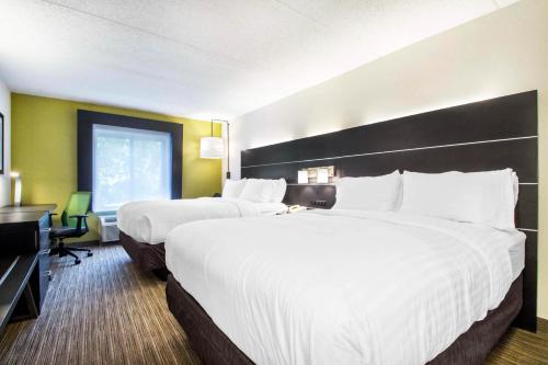 Habitación Estándar - 2 camas grandes del hotel Holiday Inn Express and Suites Albany Airport Wolf Road. Foto 4
