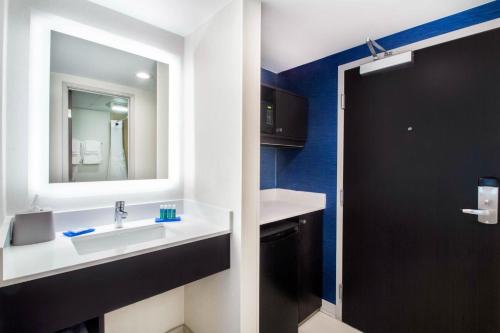 Habitación Estándar - 2 camas grandes del hotel Holiday Inn Express and Suites Albany Airport Wolf Road. Foto 5