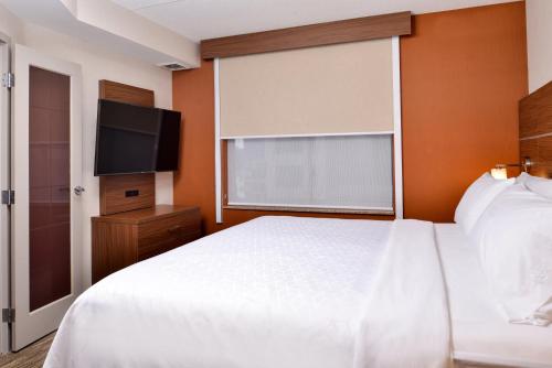 Suite de 1 dormitorio - 1 cama extragrande del hotel Holiday Inn Express & Suites Buffalo Downtown - Medical CTR. Foto 1