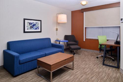 Suite de 1 dormitorio - 1 cama extragrande del hotel Holiday Inn Express & Suites Buffalo Downtown - Medical CTR. Foto 4
