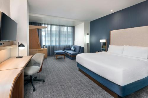 Habitación con cama extragrande y vistas al mar del hotel COURTYARD BUFFALO DOWNTOWN/CANALSIDE