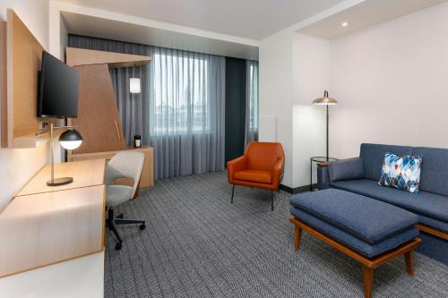 Estudio con cama extragrande y sofá cama del hotel COURTYARD BUFFALO DOWNTOWN/CANALSIDE