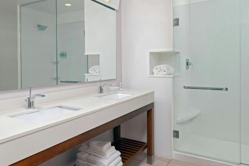 Estudio con cama extragrande y sofá cama del hotel COURTYARD BUFFALO DOWNTOWN/CANALSIDE. Foto 4