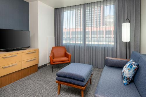 Estudio con cama grande y sofá cama del hotel COURTYARD BUFFALO DOWNTOWN/CANALSIDE