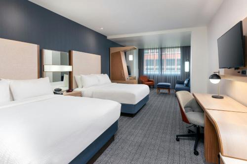 Estudio con cama grande y sofá cama del hotel COURTYARD BUFFALO DOWNTOWN/CANALSIDE. Foto 1