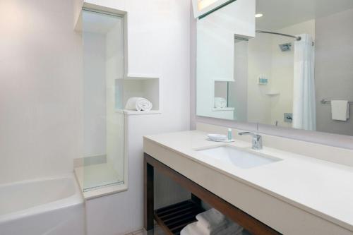 Estudio con cama grande y sofá cama del hotel COURTYARD BUFFALO DOWNTOWN/CANALSIDE. Foto 4