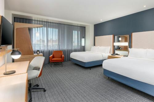 Habitación con 2 camas grandes del hotel COURTYARD BUFFALO DOWNTOWN/CANALSIDE