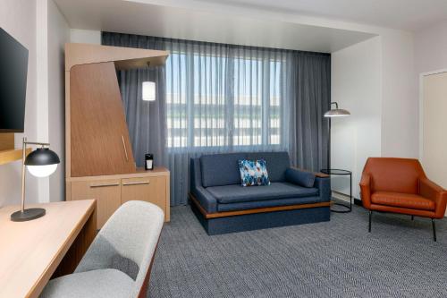 Habitación con cama extragrande y sofá cama del hotel COURTYARD BUFFALO DOWNTOWN/CANALSIDE. Foto 6