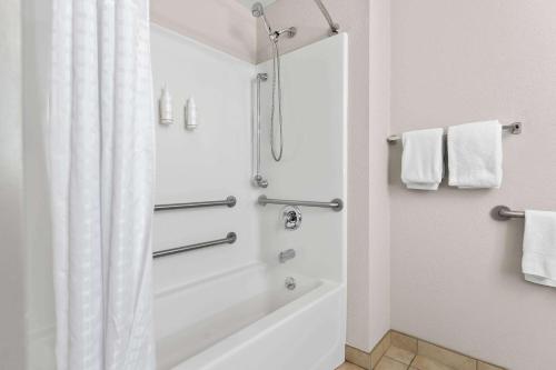 Habitación con cama grande - Adaptada para personas de movilidad reducida - No fumadores del hotel DAYS INN ALBANY SUNY