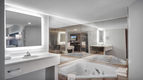 Suite Deluxe con cama grande - No fumadores del hotel Days Inn and Suites By Wyndham Niagara Falls/buffalo