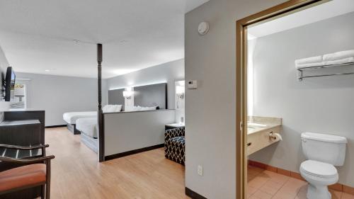 King Junior Suite - Non - Smoking del hotel Days Inn and Suites By Wyndham Niagara Falls/buffalo. Foto 4