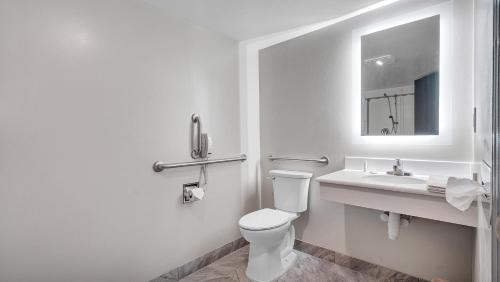 King Room with Mobility Access and Bathtub with Grab Bars - Non - Smoking del hotel Days Inn and Suites By Wyndham Niagara Falls/buffalo. Foto 3