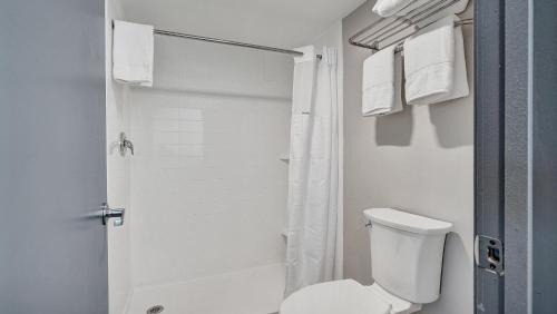 Habitación - 1 cama extragrande - No fumadores del hotel Days Inn and Suites By Wyndham Niagara Falls/buffalo. Foto 3