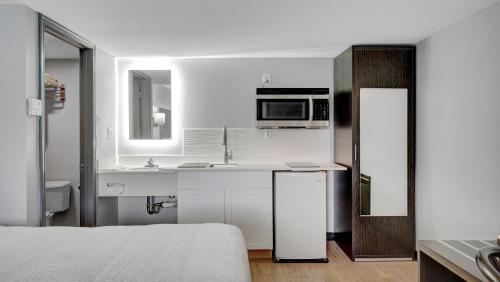 Habitación Deluxe con 2 camas grandes - No fumadores del hotel Days Inn and Suites By Wyndham Niagara Falls/buffalo. Foto 1