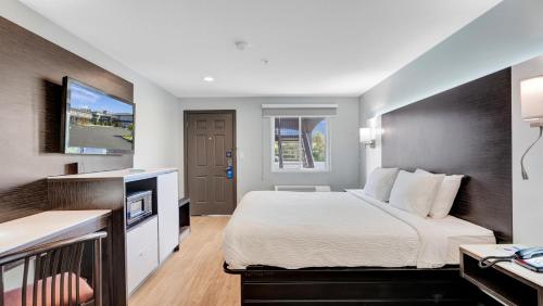 Habitación - No fumadores - Cama grande del hotel Days Inn and Suites By Wyndham Niagara Falls/buffalo. Foto 2